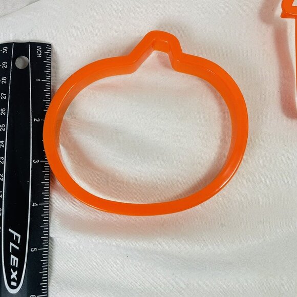 8 Halloween Cookie Push Through Cutters Orange House Witch Pumpkin Bat Vintage - Picture 4 of 7